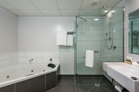 Deluxe Suite, 1 Bedroom, Jetted Tub | Bathroom | Free toiletries, hair dryer, towels
