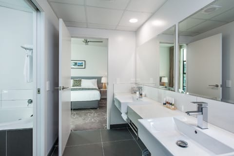 Two Bedroom Spa Suite | Bathroom | Free toiletries, hair dryer, towels