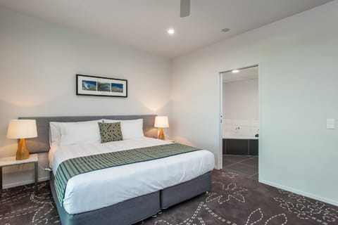 Deluxe Suite, 1 Bedroom, Jetted Tub | Premium bedding, desk, blackout drapes, soundproofing