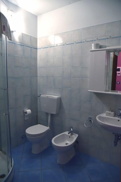 Double or Twin Room, Kitchenette, Garden View | Bathroom | Shower, free toiletries, hair dryer, bidet