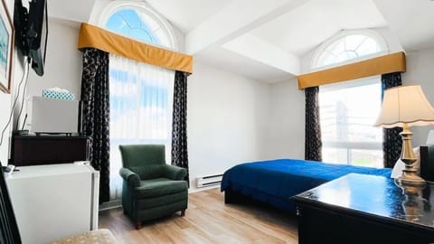 Deluxe Room, 1 Queen Bed | Free WiFi, bed sheets