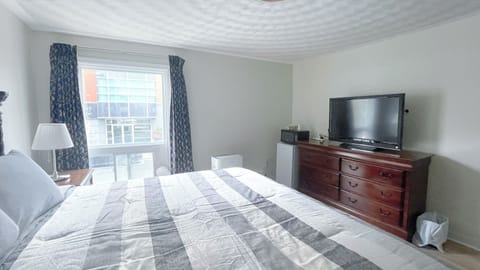 Deluxe Room, 1 King Bed | Free WiFi, bed sheets