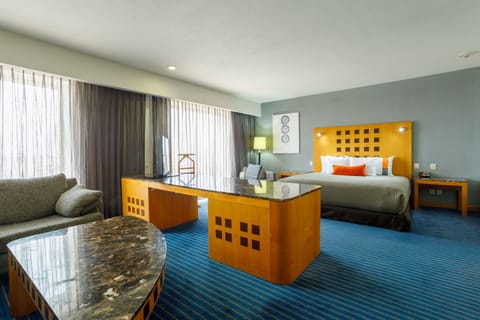 Junior Suite | Premium bedding, in-room safe, desk, blackout drapes