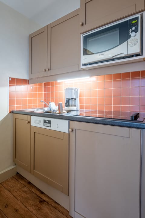 Appartement 4 personnes - 1 chambre - Vue Montagne | Private kitchen | Fridge, microwave, stovetop, electric kettle