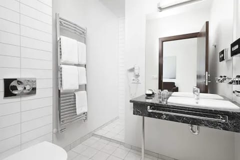 Family Room | Bathroom | Shower, free toiletries, hair dryer, towels