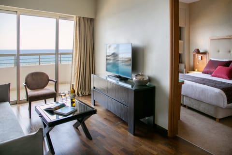 Junior Suite Sea View | In-room safe, desk, free WiFi, bed sheets