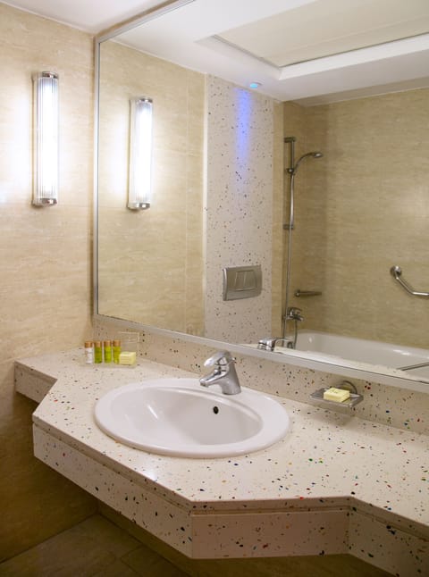 Junior Suite Sea View | Bathroom | Bathtub, deep soaking tub, free toiletries, hair dryer
