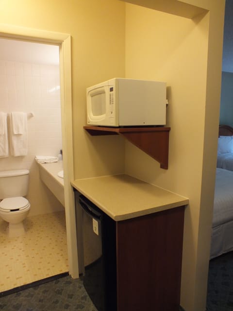 Room, 2 Queen Beds, Non Smoking | Bathroom | Combined shower/tub, free toiletries, hair dryer, towels