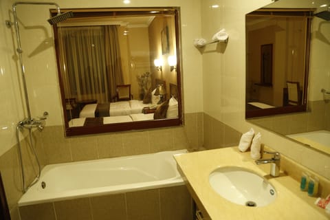 Twin Room, Connecting Rooms | Bathroom | Combined shower/tub, free toiletries, hair dryer, bathrobes