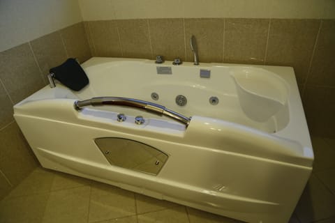 Suite | Deep soaking bathtub