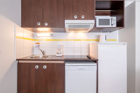 Apartment, 2 Bedrooms (6 personnes) | Private kitchen | Fridge, microwave, stovetop, coffee/tea maker