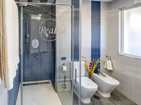 Junior Suite | Bathroom | Free toiletries, hair dryer, towels