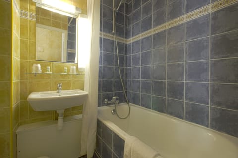 Combined shower/tub, free toiletries, hair dryer, towels