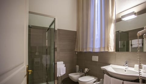 Triple Room | Bathroom | Shower, free toiletries, hair dryer, bidet