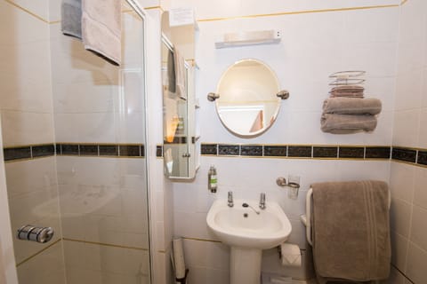 Family Room, Ensuite | Bathroom | Free toiletries, hair dryer, bathrobes, towels