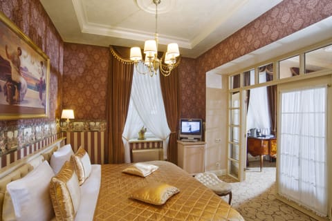 Royal Suite | Hypo-allergenic bedding, minibar, in-room safe, desk