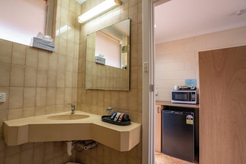 Ocean View Queen Room | Bathroom | Shower, free toiletries, hair dryer, towels