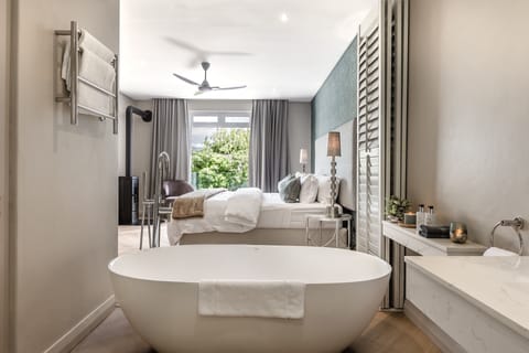 Luxury En-Suite King/Twin Mountain Views | Room amenity