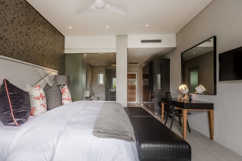 Luxury En-Suite King/Twin Mountain Views | 1 bedroom, minibar, in-room safe, desk