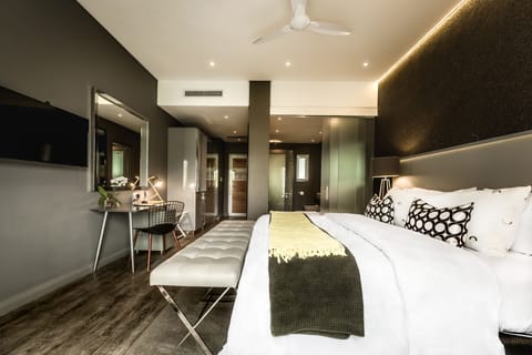 Luxury En-Suite King/Twin Mountain Views | Room amenity