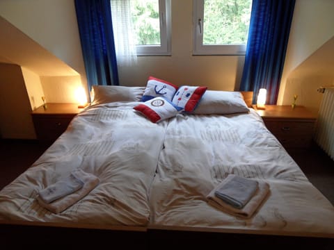 Double Room | Hypo-allergenic bedding, desk, iron/ironing board, free WiFi