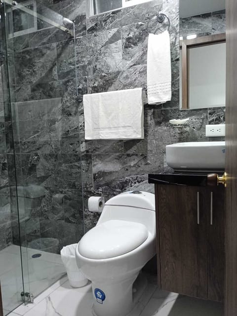 Deluxe Studio Suite, 3 Bedrooms, Ensuite, Tower | Bathroom | Shower, rainfall showerhead, designer toiletries, towels