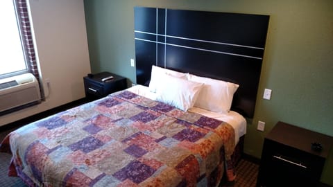 Standard Room, 1 Queen Bed | Desk, soundproofing, free WiFi, bed sheets