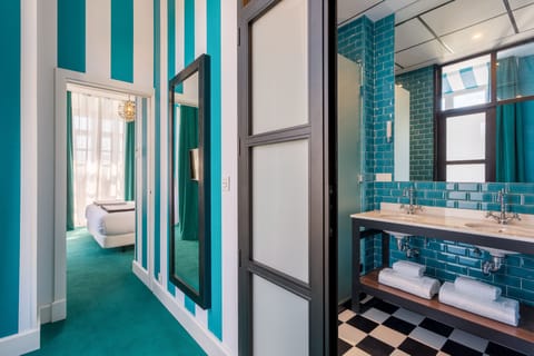Junior Suite | Bathroom | Eco-friendly toiletries, hair dryer, towels