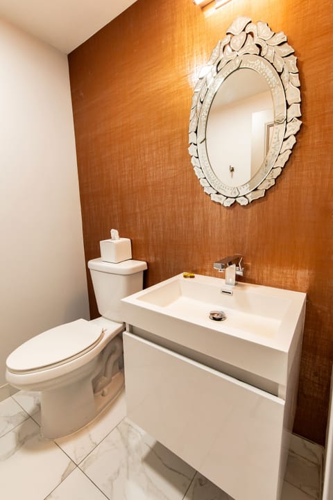 Penthouse | Bathroom | Free toiletries, hair dryer, towels