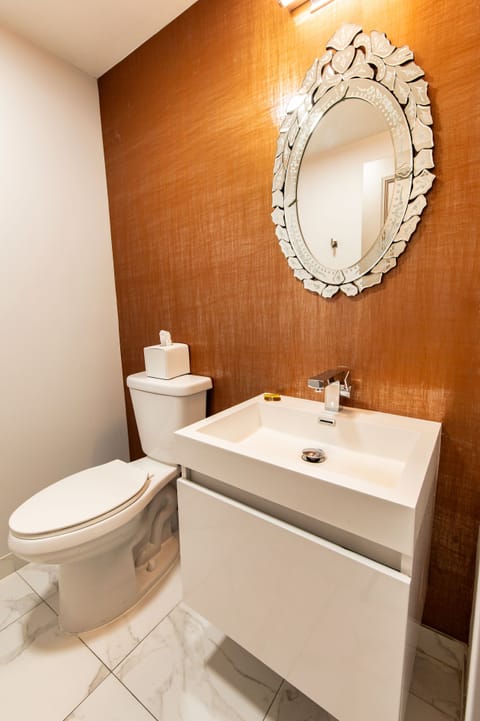 Penthouse | Bathroom | Free toiletries, hair dryer, towels, soap