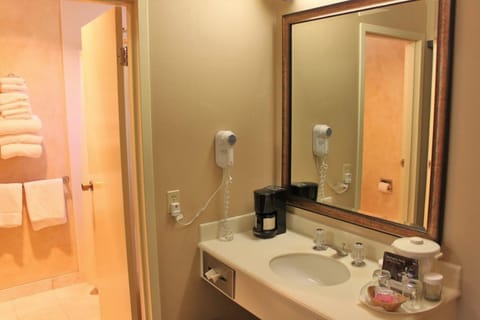 Standard Room, 2 Double Beds | Bathroom | Combined shower/tub, towels