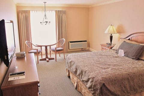 Standard Room, 1 King Bed | In-room safe, desk, free WiFi, bed sheets