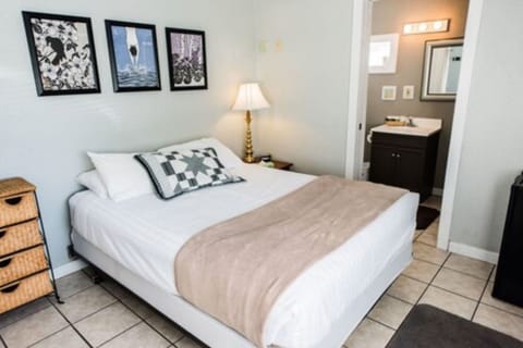 Standard Room, 1 Queen Bed | Individually decorated, iron/ironing board, free WiFi
