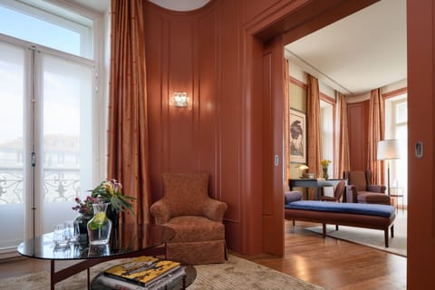 Chiado Suite | Minibar, in-room safe, desk, blackout drapes