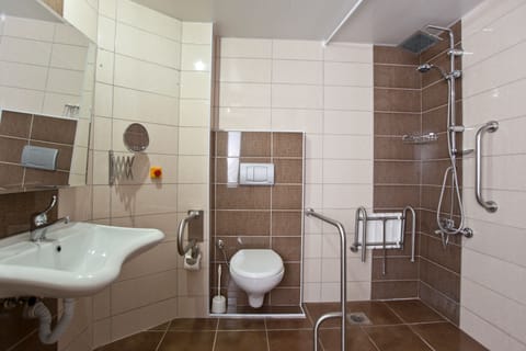 Family Room | Bathroom | Shower, free toiletries, hair dryer, slippers