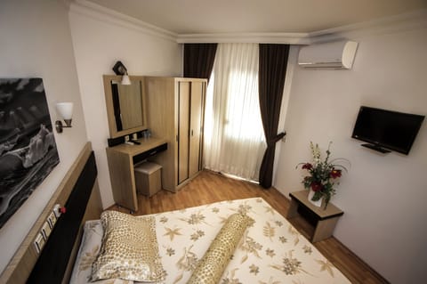 Double or Twin Room | Minibar, free cribs/infant beds, rollaway beds, free WiFi