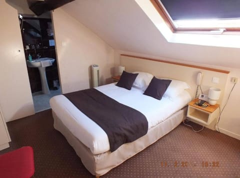 Economy Double Room (no lift access) | Desk, soundproofing, free WiFi, bed sheets