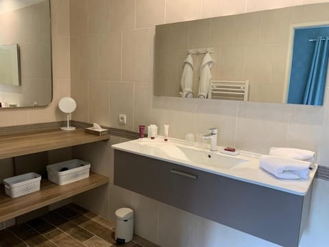 Combined shower/tub, free toiletries, hair dryer, towels