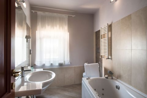 Superior Double Room | Bathroom | Free toiletries, hair dryer, bidet, towels