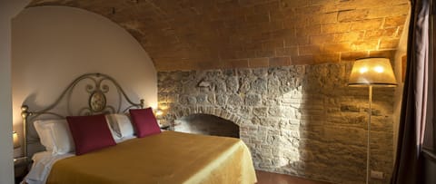 Quadruple Room | Minibar, in-room safe, desk, laptop workspace