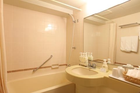 Combined shower/tub, free toiletries, hair dryer, slippers