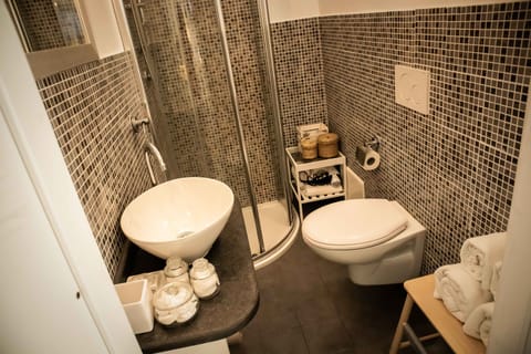 Double Room | Bathroom | Shower, free toiletries, hair dryer, towels