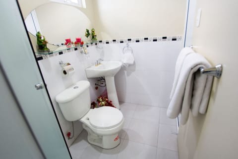 Executive Single Room | Bathroom | Shower, rainfall showerhead, designer toiletries, towels