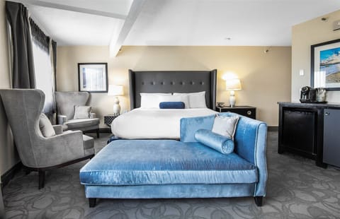 The Blue | Premium bedding, blackout drapes, iron/ironing board, free WiFi