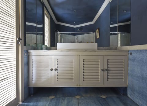 Deluxe Suite | Bathroom | Free toiletries, hair dryer, bathrobes, towels