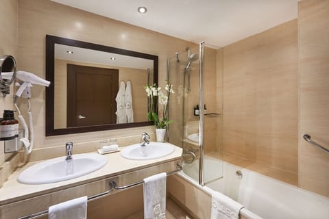 Superior Room | Bathroom | Eco-friendly toiletries, hair dryer, bidet, towels