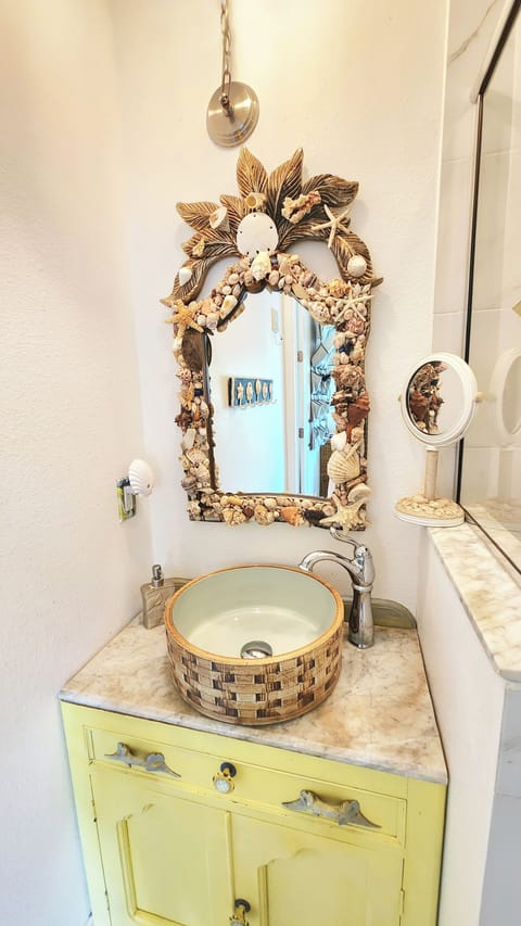 Seashell Room | Bathroom sink