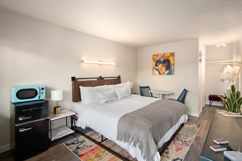 Standard Room, 1 King Bed | Premium bedding, memory foam beds, in-room safe, desk