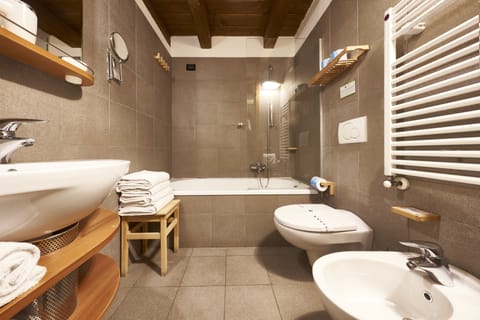 Superior Room | Bathroom | Free toiletries, hair dryer, bathrobes, bidet
