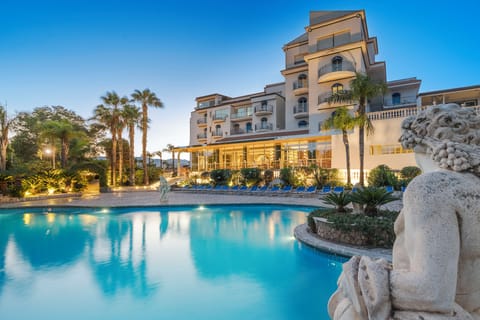 Indoor pool, seasonal outdoor pool, sun loungers